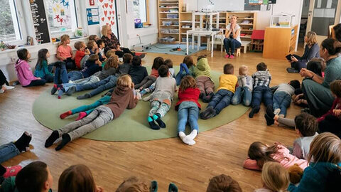 Sitzkreis in Klassenzimmer mit Kindern