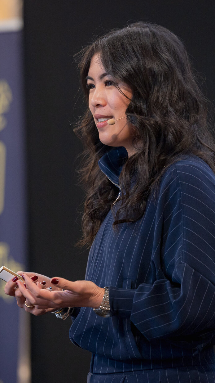 Mai Thi Nguyen-Kim beim Vortrag im Festsaal der ÖAW