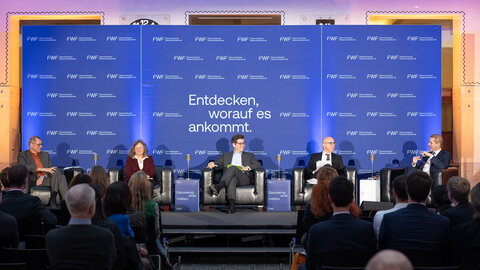 Matthias Weber, Ruth Breu, Christoph Neumayer, Gabriel Felbermayr, FWF-Präsident Christof Gattringer bei der Diskussion