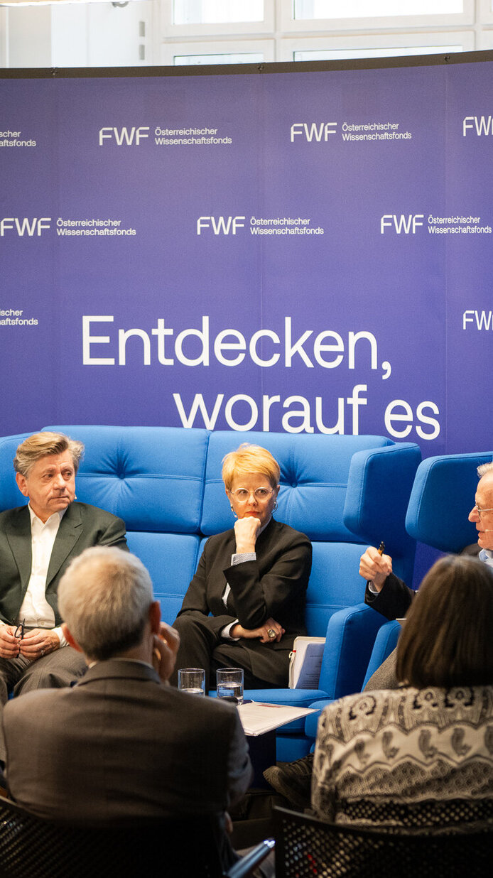 Andreas Kosmider, Markus Reinhard, Beate Eckhardt, Georg Winckler, Ruth Williams während der Diskussion. Teilnehmer:innen im Vordergrund.