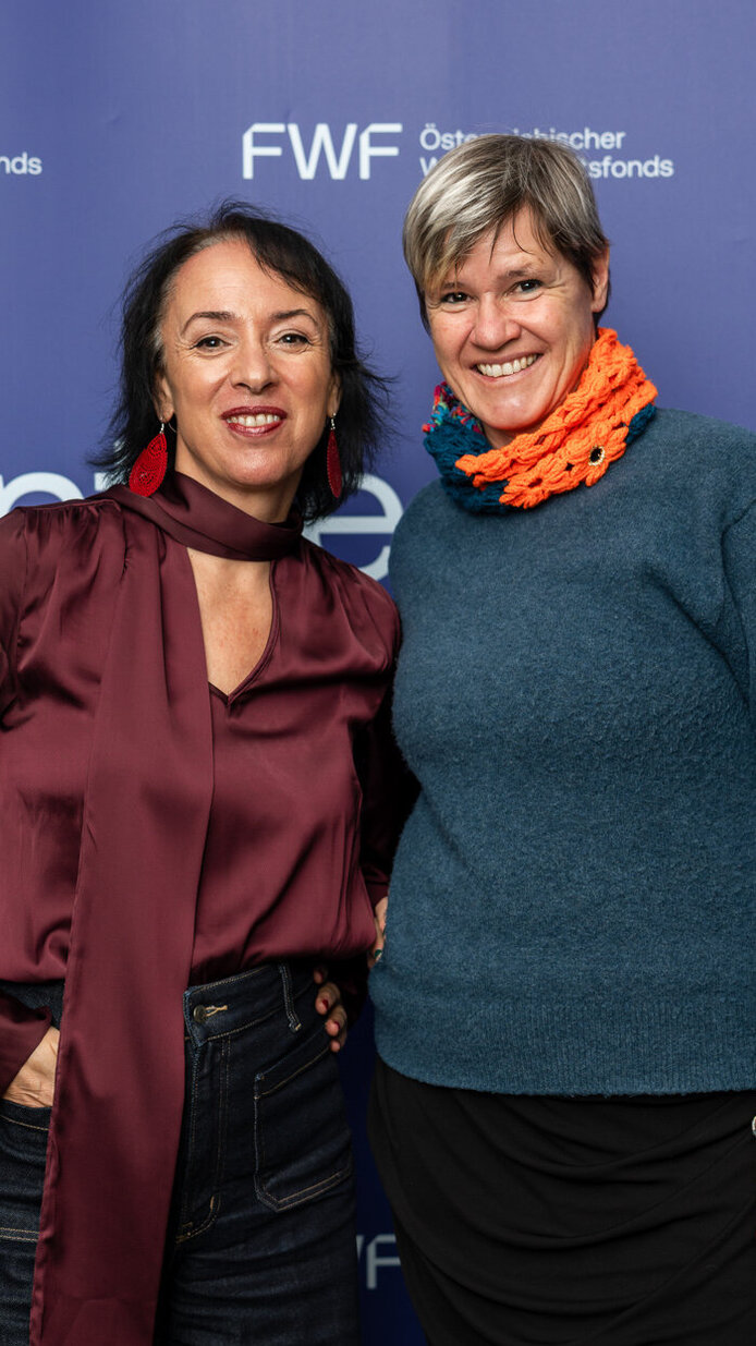 Teilnehmerinnen vor der FWF-Fotowand