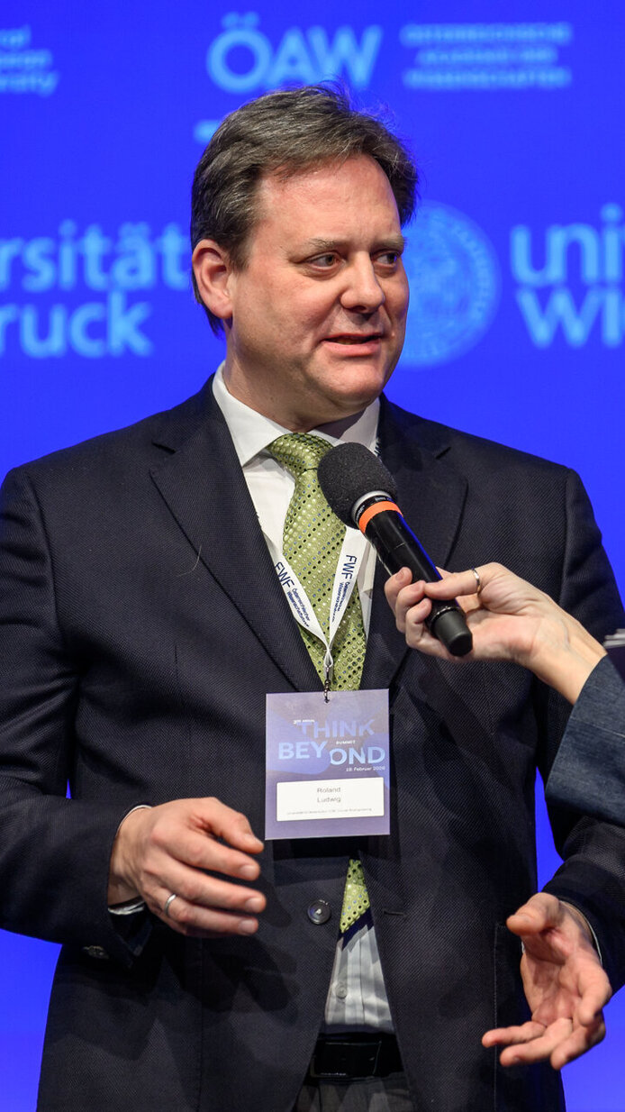 Roland Ludwig (BOKU Wien) und Moderatorin Birgit Dalheimer (ORF) auf der Bühne