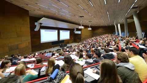 Viele Student:innen in einem großen Uni-Hörsaal