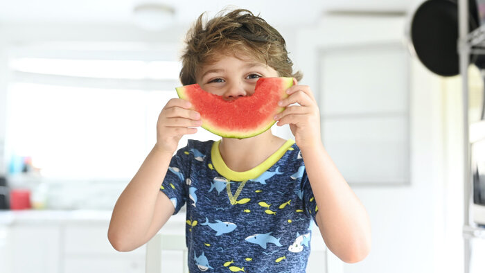 Kind mit Melone