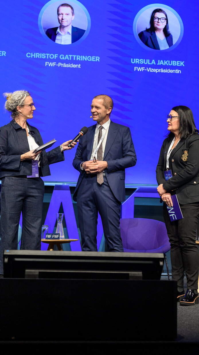 Moderatorin Birgit Dalheimer (ORF), Christof Gattringer (FWF) und Ursula Jakubek (FWF) auf der Bühne