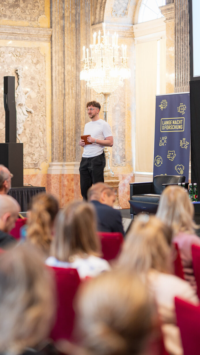 Mai Thi Nguyen-Kim beim Vortrag im Festsaal der ÖAW