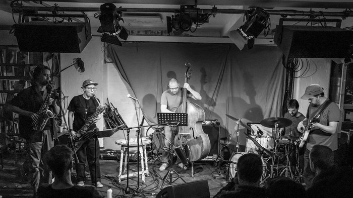 Schwarz-wei&szlig; Bild einer f&uuml;nfk&ouml;pfigen Free Jazz-Band bei einem Live-Auftritt