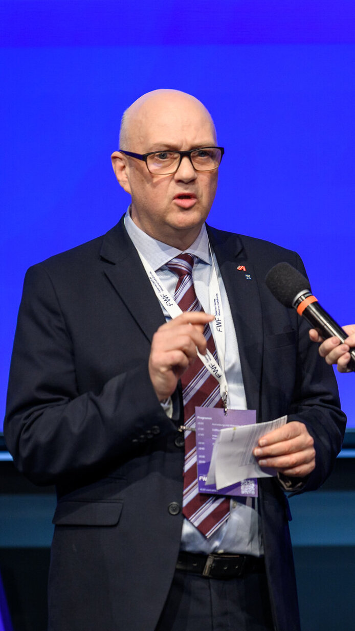 Günther Rupprechter (TU Wien) und Moderatorin Birgit Dalheimer (ORF) auf der Bühne