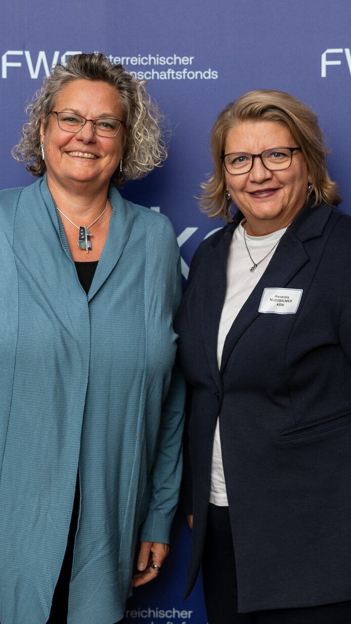 Teilnehmerinnen vor der FWF-Fotowand