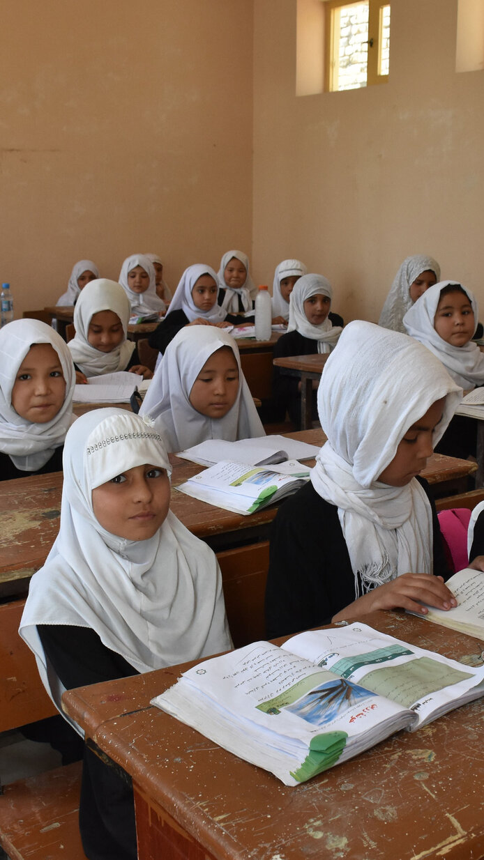 Afghanische Mädchen in einer Schulklasse