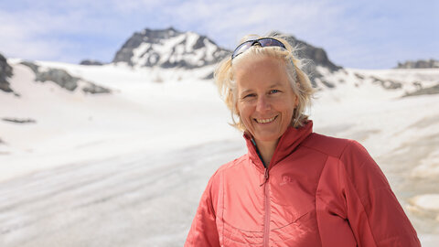Andrea Fischer vor Gletscher