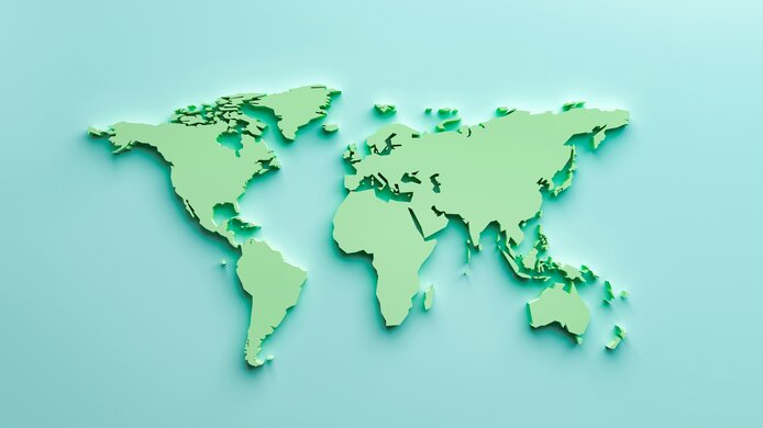 Illustration einer hellgrünen Weltkarte auf hellblauem Hintergrund