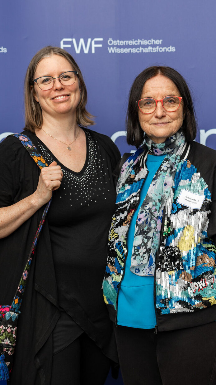 Teilnehmerinnen vor der FWF-Fotowand