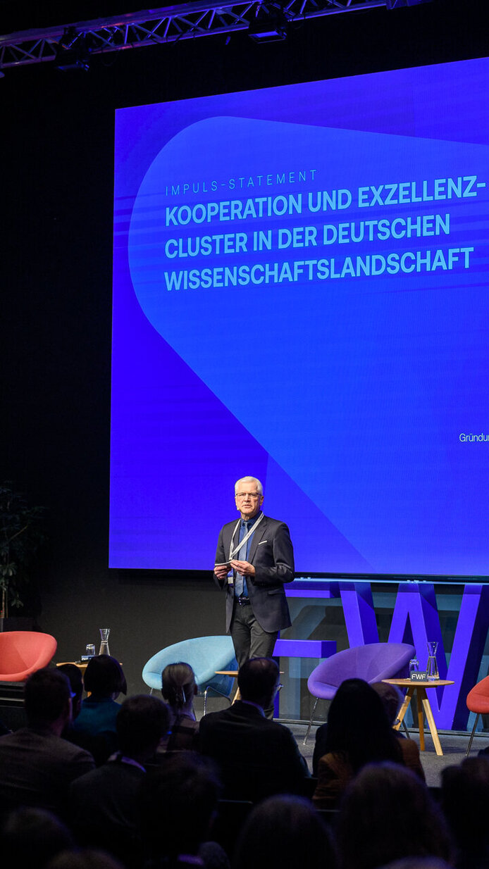 Axel A. Brakhage (DFG) auf der Bühne