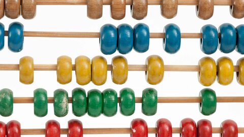 Großaufnahme von bunten Holzkugeln auf einem Rechenschieber