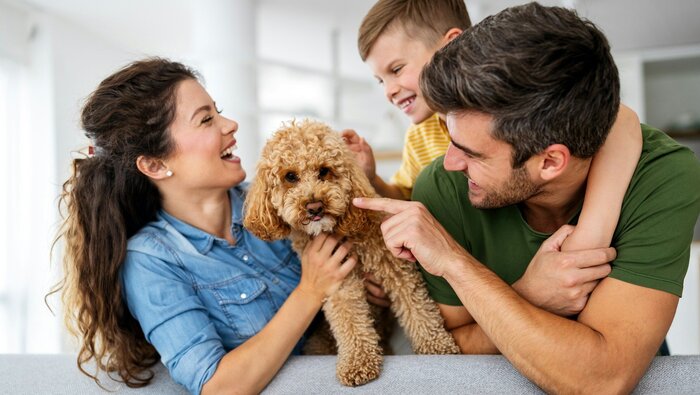 Gl&uuml;ckliche Kleinfamilie mit Hund 