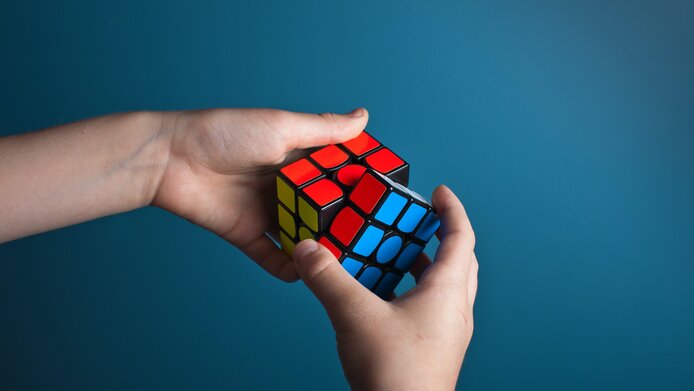 Mensch löst Rubik-Würfel