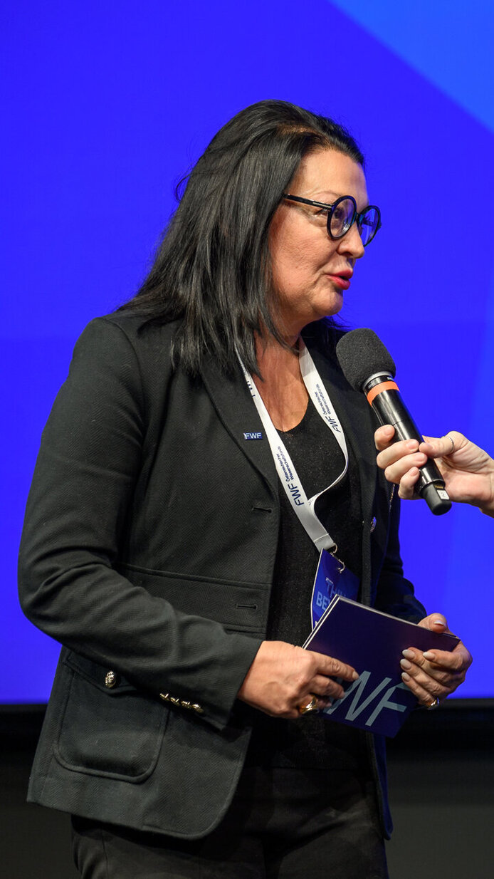 Ursula Jakubek (FWF) und Moderatorin Birgit Dalheimer (ORF) auf der Bühne