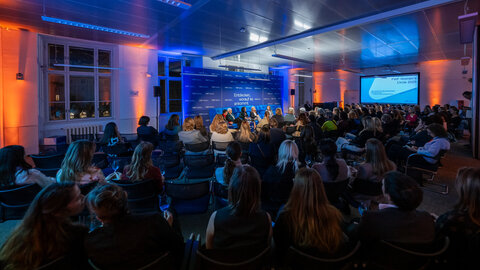 Blick von hinten in den Raum und auf das Publikum