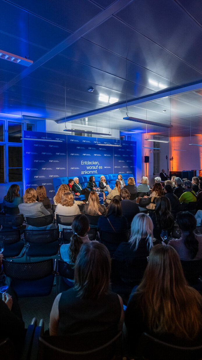 Blick von hinten in den Raum und auf das Publikum