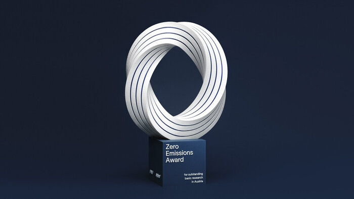 Zero Emissions Award Pokal vor dunkelblauem Hintergrund