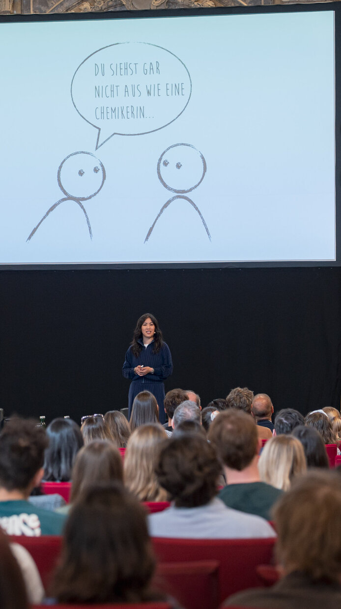 Mai Thi Nguyen-Kim beim Vortrag im Festsaal der ÖAW