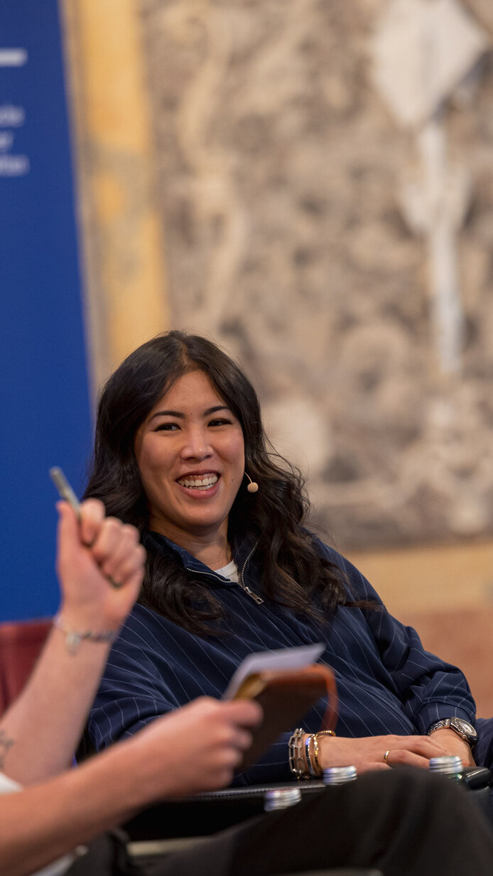 Mai Thi Nguyen-Kim beim Vortrag im Festsaal der ÖAW