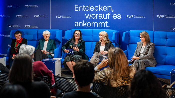 Monika Rosen (Finanzexpertin), Maria Rauch-Kallat (Unternehmensberaterin, ehemalige Frauenministerin), Moderatorin Ursula Jakubek (FWF), Bettina Fuhrmann (WU Wien) und Gertrude Schatzdorfer-W&ouml;lfel (Schatzdorfer GmbH)