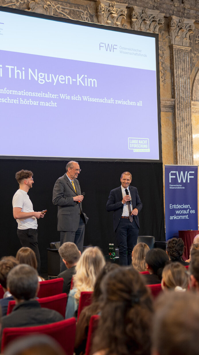 Mai Thi Nguyen-Kim beim Vortrag im Festsaal der ÖAW