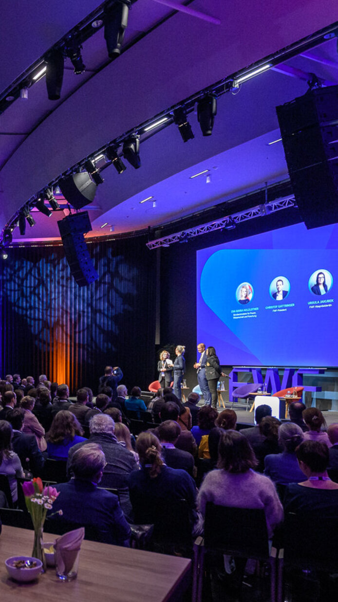 Ansicht von hinten aufs Publikum und auf die Leinwand