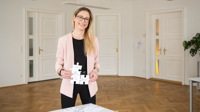 Elisabeth Zeilinger mit einem Psychologie-Puzzle am Institut für Klinische und Gesundheitspsychologie.