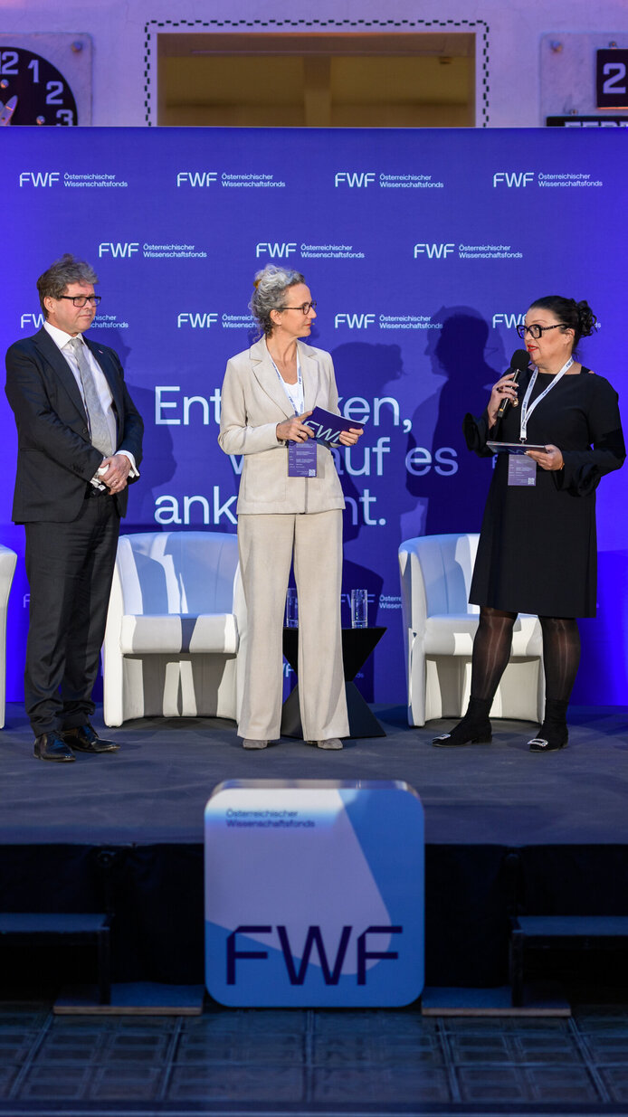 Begrüßung auf dem Podium