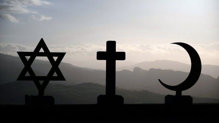 Die drei Symbole f&uuml;r Judentum (Davidstern), Christentum (Kreuz) und Islam (Mondsichel) vor einem Gebirgszug