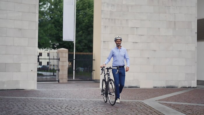 Lukas Thürmer schiebt ein Rennrad