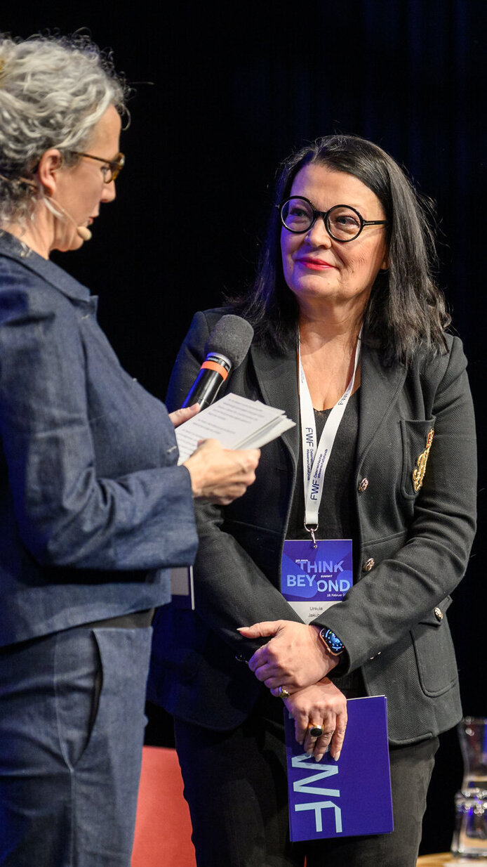 Moderatorin Birgit Dalheimer (ORF) und Ursula Jakubek (FWF) auf der Bühne