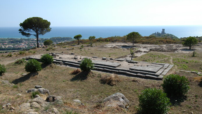 Überblick einer Terrasse in Velia mit dem Meer im Hintergrund