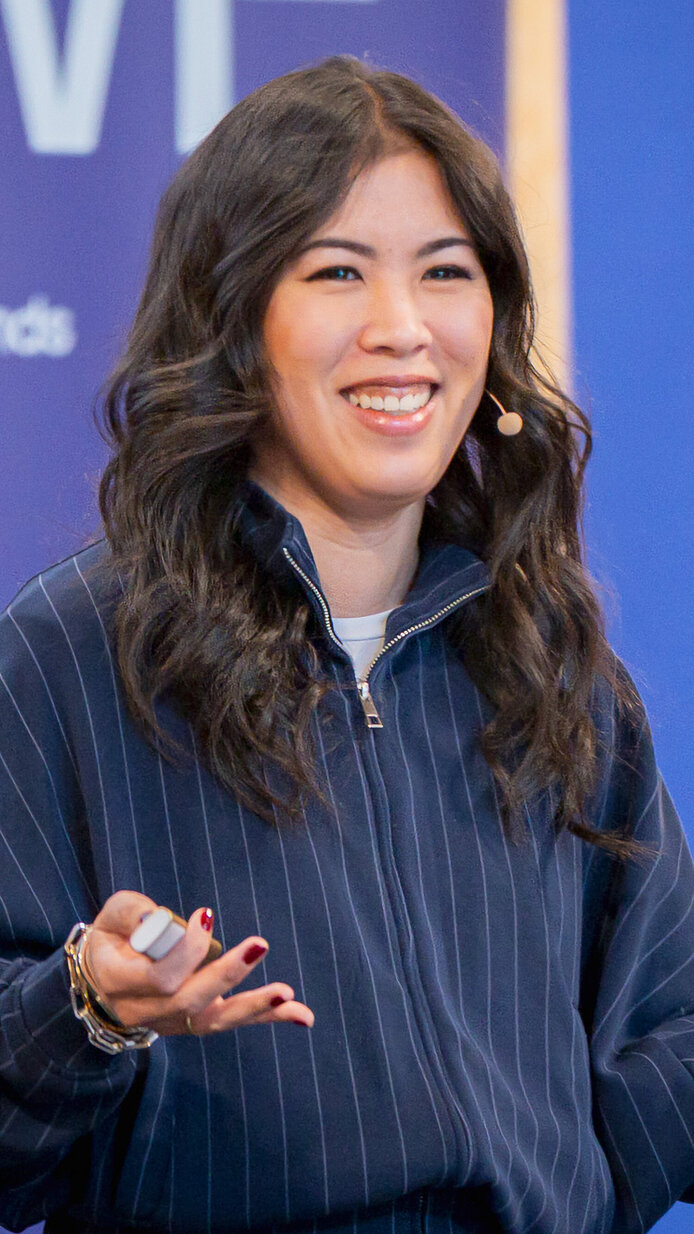 Mai Thi Nguyen-Kim beim Vortrag im Festsaal der ÖAW