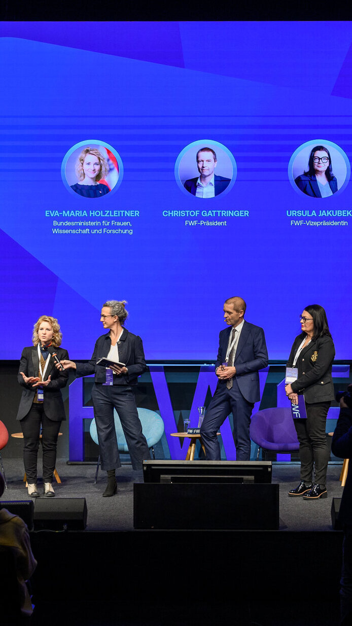 Wissenschaftsministerin Eva-Maria Holzleitner, Moderatorin Birgit Dalheimer (ORF), Christof Gattringer (FWF) und Ursula Jakubek (FWF) auf der Bühne