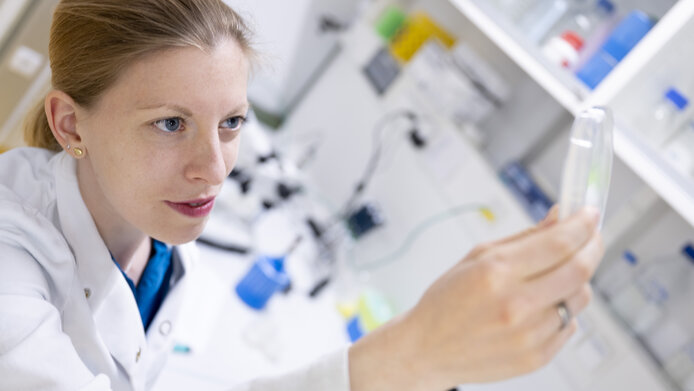 Corina Madreiter-Sokolowski at work in the lab