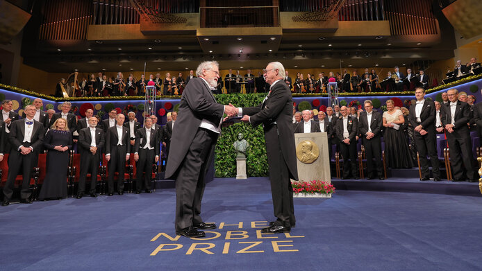Anton Zeilinger erhält den Nobelpreis überreicht