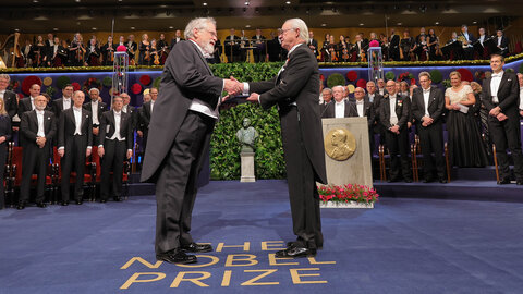 Anton Zeilinger erhält den Nobelpreis überreicht