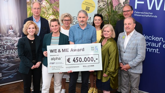 Gruppenbild von der WE&ME Award Preisverleihung mit einem gro&szlig;en symbolischen Scheck
