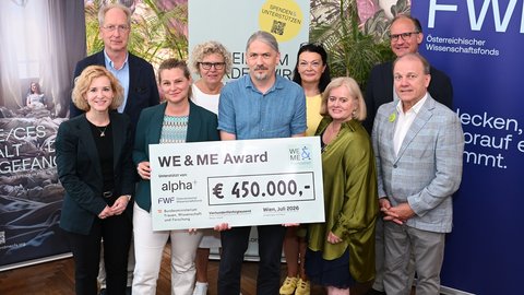 Gruppenbild von der WE&ME Award Preisverleihung mit einem großen symbolischen Scheck