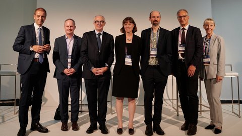 Gruppenbild der Workshop-Teilnehmer:innen: Christof Gattringer (FWF), Paul Adam (Boehringer Ingelheim), Mark Thomson (CERN), Tracy Northup (Universität Innsbruck), Robert Legenstein (Technische Universität Graz), Thomas Pieber (Medizinische Universität Graz) und Barbara Weitgruber (BMFWF)