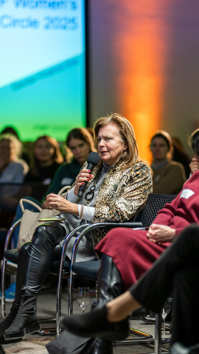 Eine Teilnehmerin stellt eine Publikumsfrage