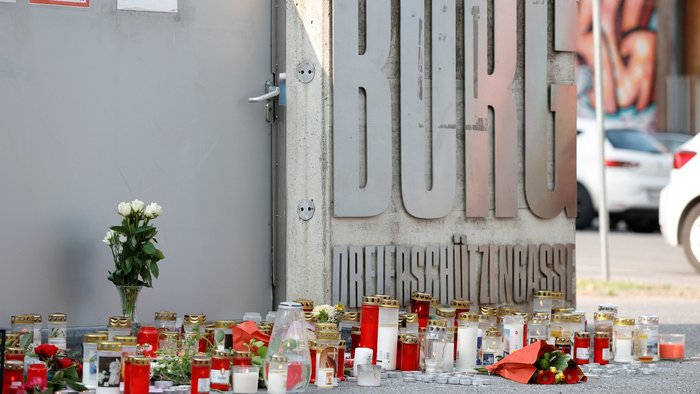 Viele Grablichter und Blumen vor dem Eingang zu einer Schule nach einer Amoktat