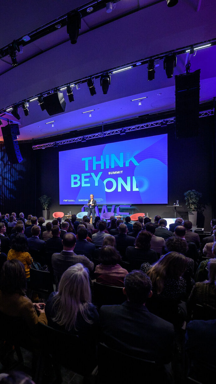 Ansicht von hinten aufs Publikum und auf die Leinwand