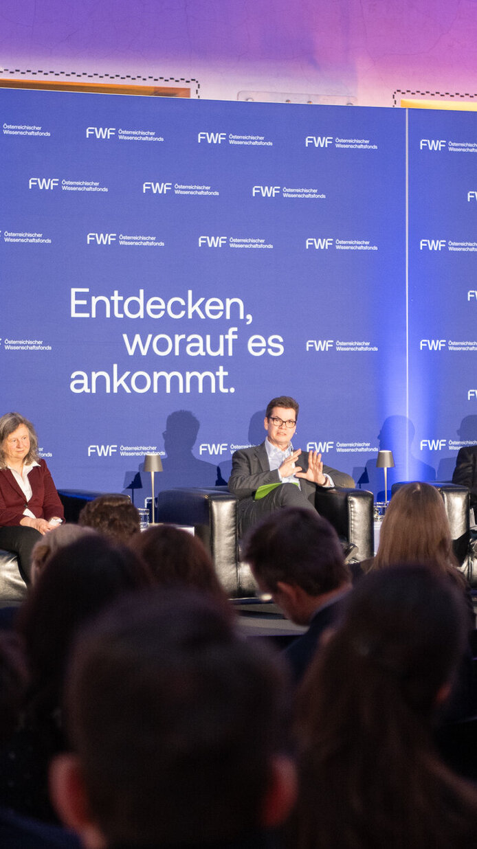 Matthias Weber, Ruth Breu, Christoph Neumayer, Gabriel Felbermayr und FWF-Präsident Christof Gattringer auf der Bühne. Teilnehmer:innen im Vordergrund.