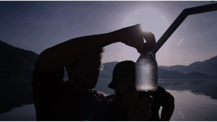 Markust Möst nimmt Wasserproben aus dem See
