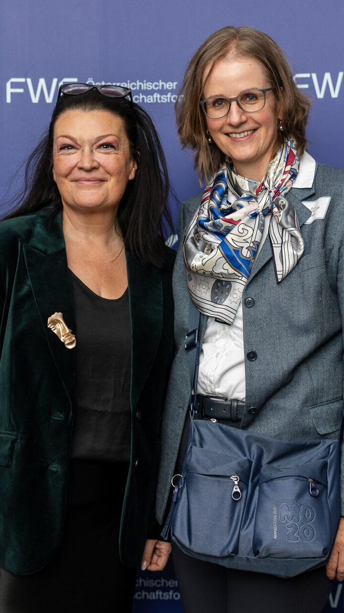 Teilnehmerinnen vor der FWF-Fotowand